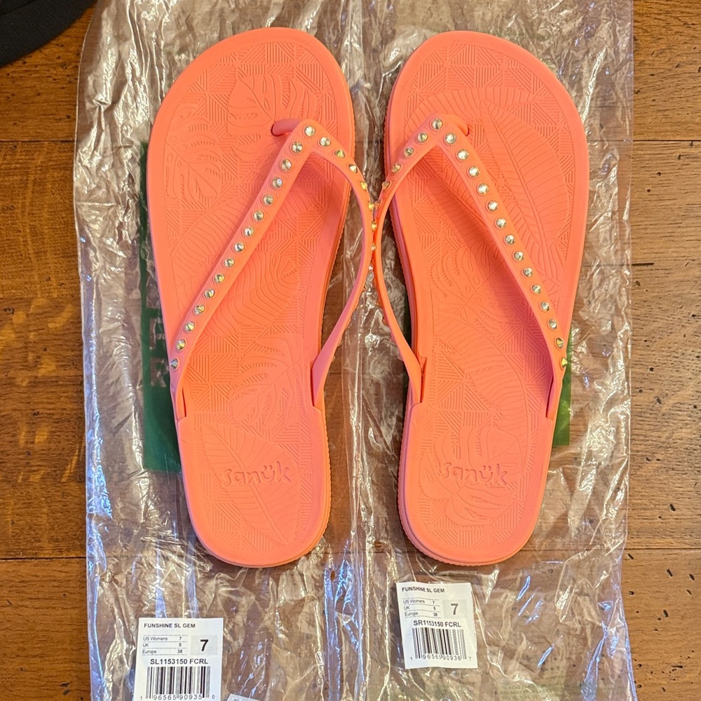 Sanuk brand new sandals